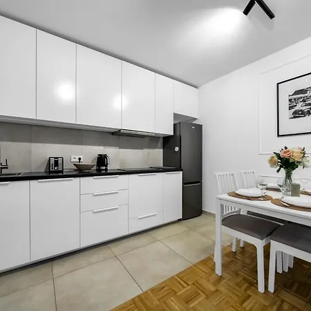 Praga - Parking, Tram&shops Nearby - By Rentujemy * Warszawa