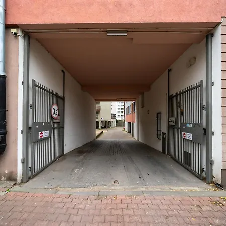 Praga - Parking, Tram&shops Nearby - By Rentujemy Apartment