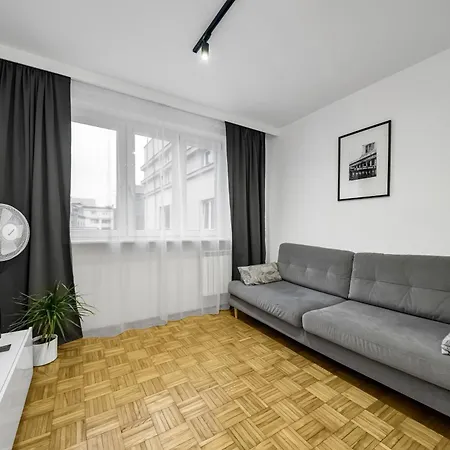 Praga - Parking, Tram&shops Nearby - By Rentujemy Apartment