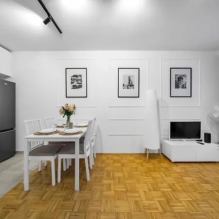 Apartment Praga - Parking, Tram&shops Nearby - By Rentujemy *