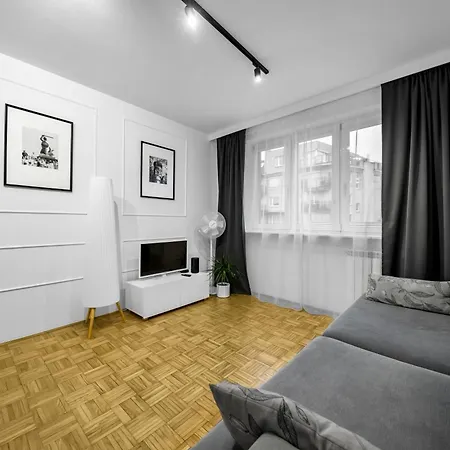 Praga - Parking, Tram&shops Nearby - By Rentujemy