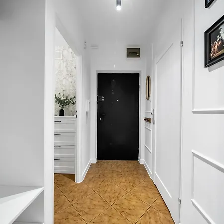Apartment Praga - Parking, Tram&shops Nearby - By Rentujemy *